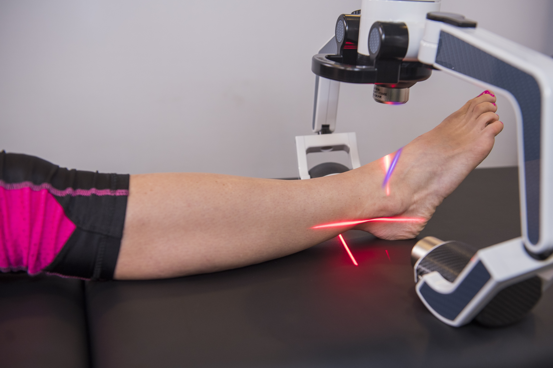 An FX 405 scanner treating a patient’s foot