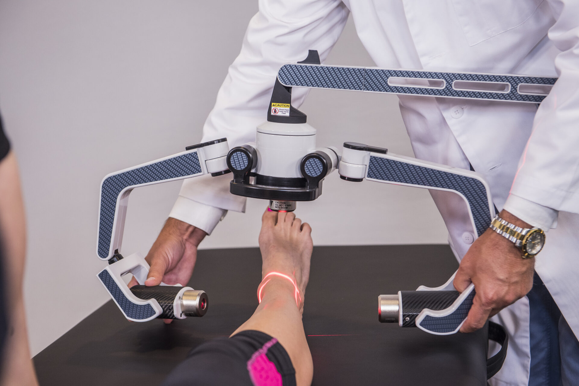 An FX 635 scanner treating a patient’s hand