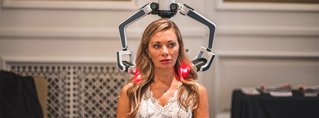 cold laser therapy device treating woman's neck