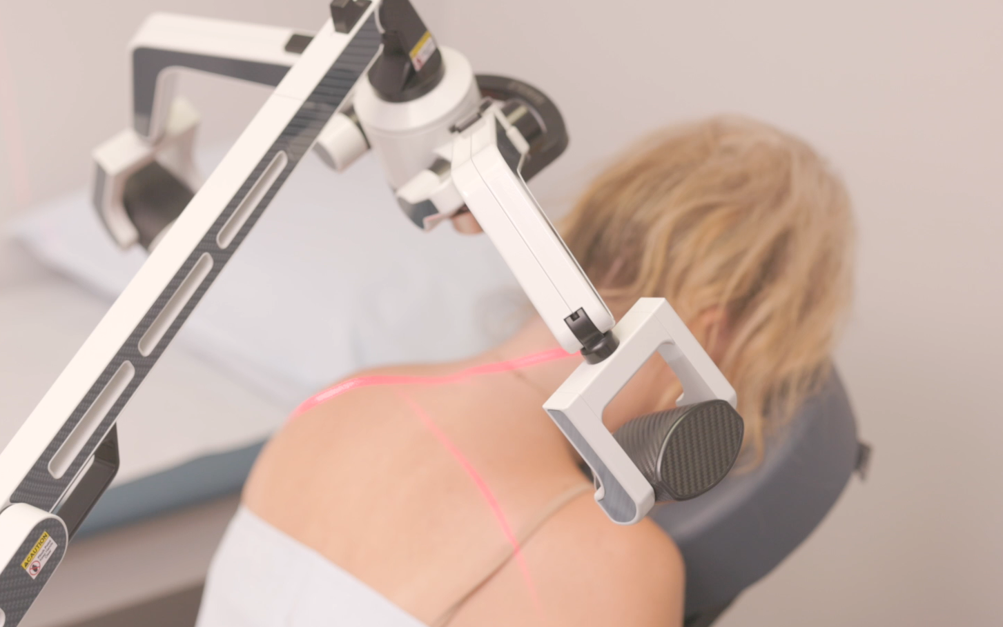 An FX 405 scanner positioned over a patient’s shoulder