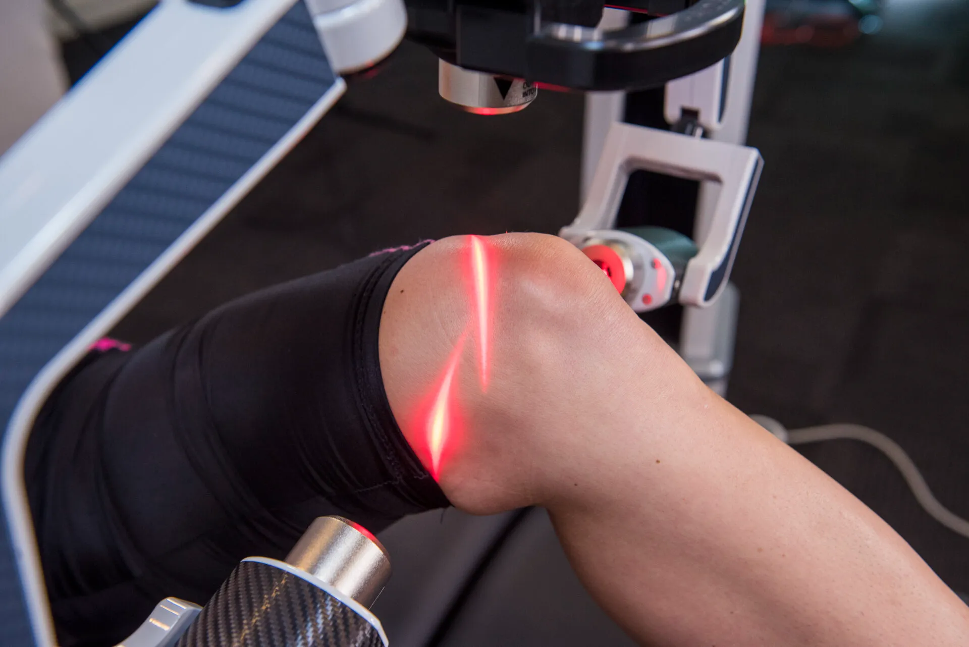 An FX 635 scanner positioned over a patient’s knee