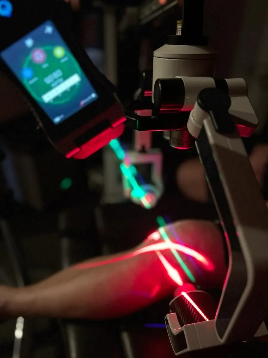 An FX 405 scanner running over a patient’s knee